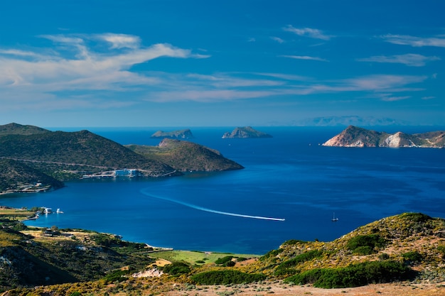 Mer Égée près de l'île de Milos avec bateau à grande vitesse catamaran ferry bateau en Grèce