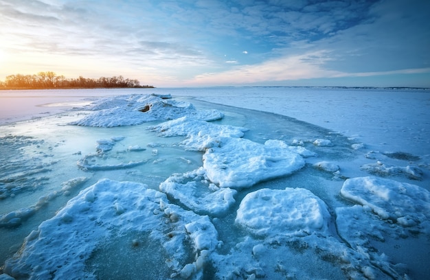 Mer gelée au coucher du soleil. Beau paysage marin naturel en hiver