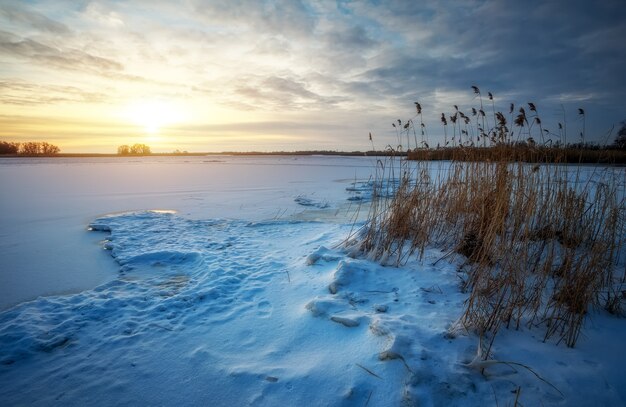 Mer gelée au coucher du soleil. Beau paysage marin naturel en hiver