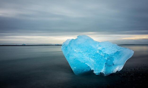 La mer gelée contre le ciel