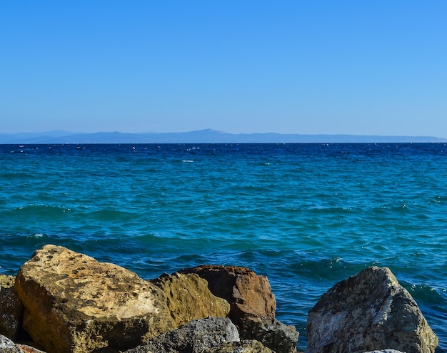 La mer et les grosses pierres Grèce Kassandra Halkidiki