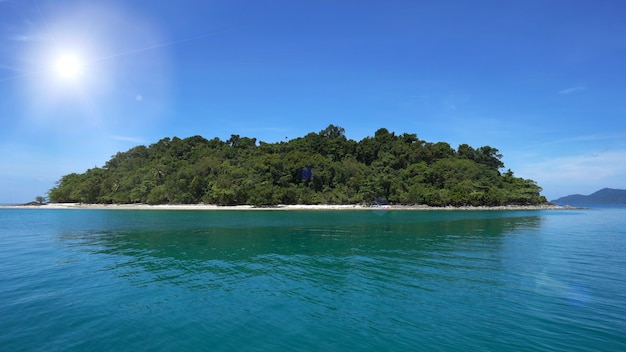 La mer et l&#39;île par temps clair, beaux nuages flottant