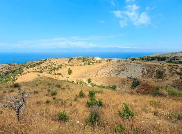 La mer et l'île de Sicile loin des collines de montagne dans la périphérie de Motta San Giovanni Reggio Calabria Italie