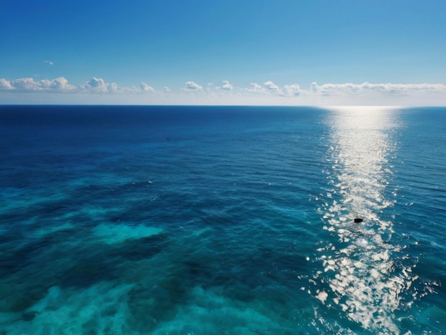 La mer magnifique et le ciel bleu en arrière-plan