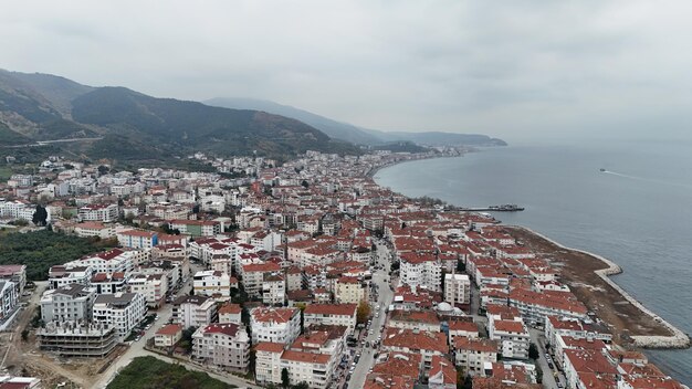 Photo la mer de marmara et les montagnes de la ville turque de yalova sont les plus belles