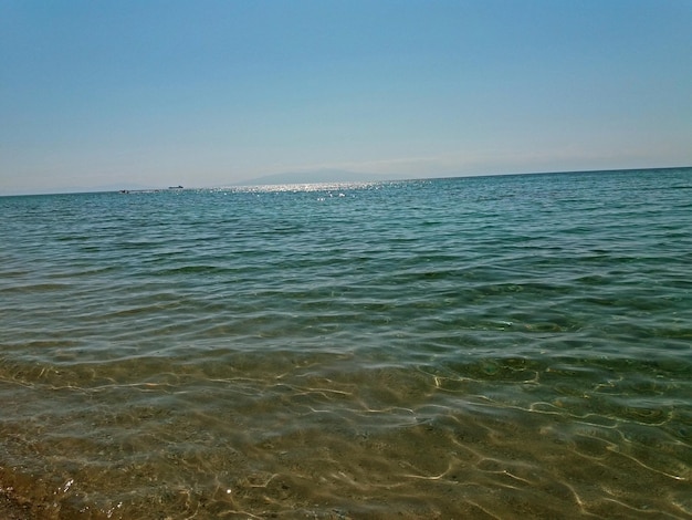 La mer Méditerranée en Grèce et ciel clair