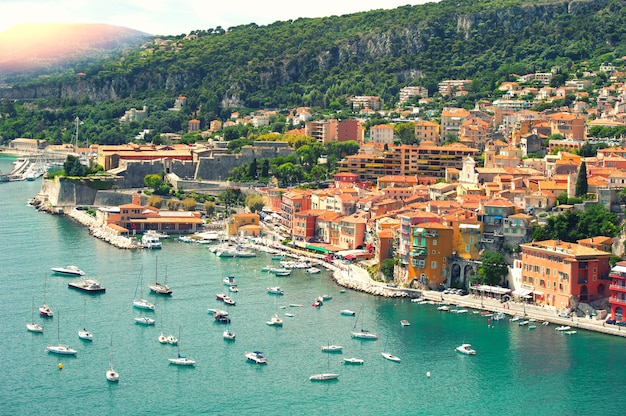 Mer Méditerranée. vue sur le complexe de luxe et la baie de la Côte d'Azur. Villefranche, Côte d'Azur. rayons de soleil. image tonique de style rétro