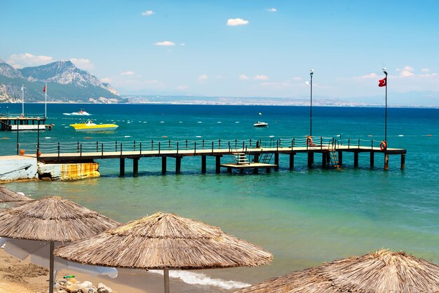 Mer Méditerranée avec vue sur les montagnes en Turquie