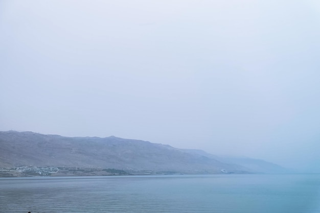 Mer Morte JordanieOctobre 2018 Vue de la côte de la Mer Morte dans un ciel brumeux Jordanie