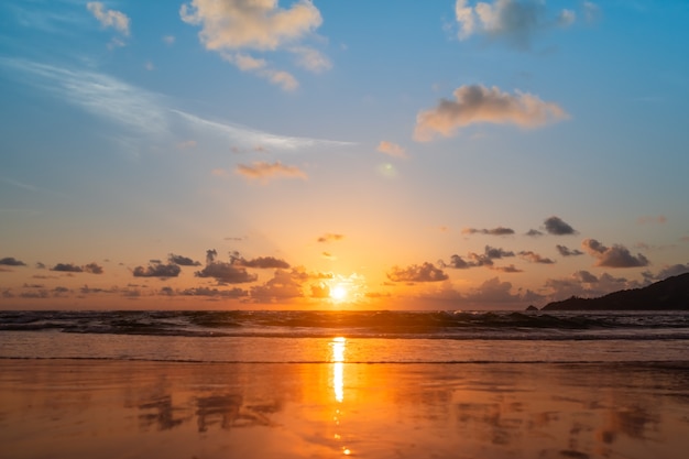 Mer de nature tropicale ou plage en été avec lever ou coucher de soleil avec une lumière parasite.