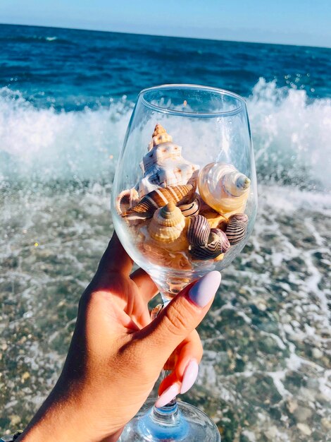 Photo la mer noire dans un verre