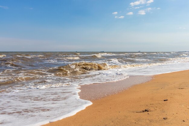 La mer Noire par temps ensoleillé Surfer sur la plage vagues rivage sablonneux