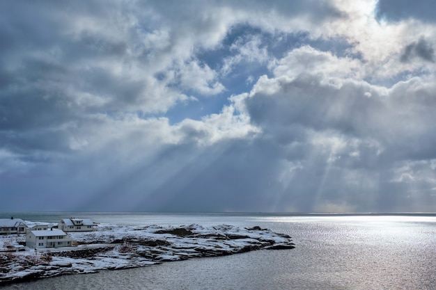 Mer de Norvège en hiver avec des rayons de soleil