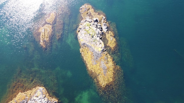 Mer de Norvège Rochers près de la côte de la mer Belle eau de mer Ciel bleu et beaux rayons de soleil