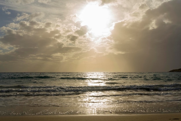 La mer et les nuages couvraient le soleil