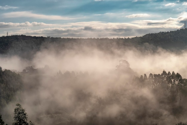 Mer de nuages dans la vallée de la rivière aguera