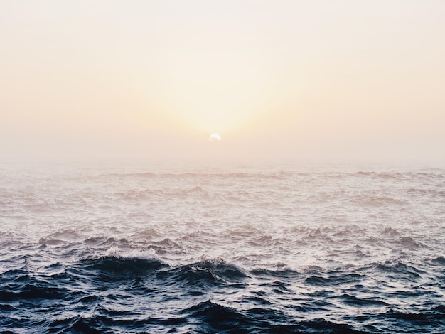 La mer ondulée contre le ciel