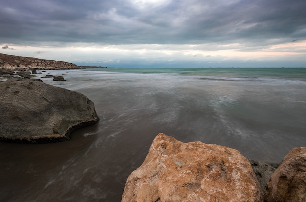 Mer orageuse et côte rocheuse beau ciel dramatique