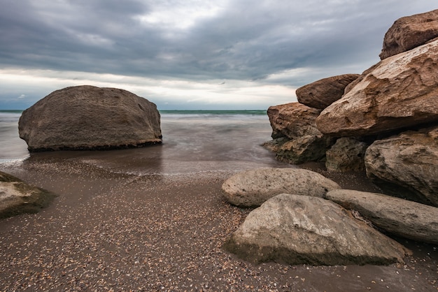 Mer orageuse et côte rocheuse beau ciel dramatique