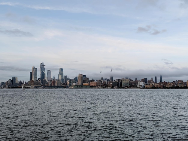 Photo la mer par les bâtiments de la ville contre le ciel