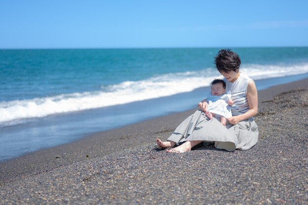 Mer et parent et enfant