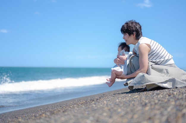 Mer et parent et enfant