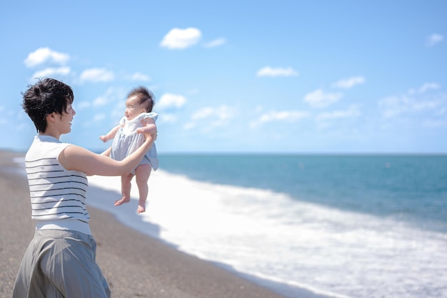 Mer et parent et enfant