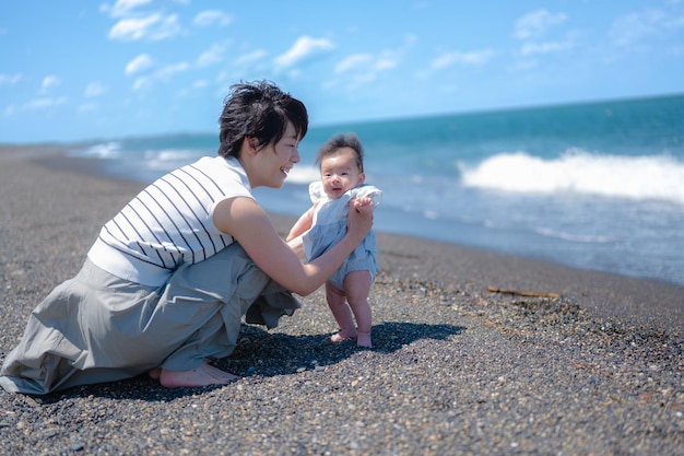 Mer et parent et enfant