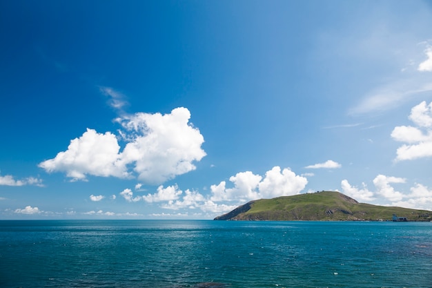 Mer avec paysage de montagnes