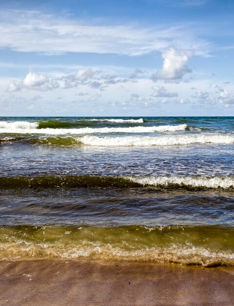 Mer avec de petites vagues