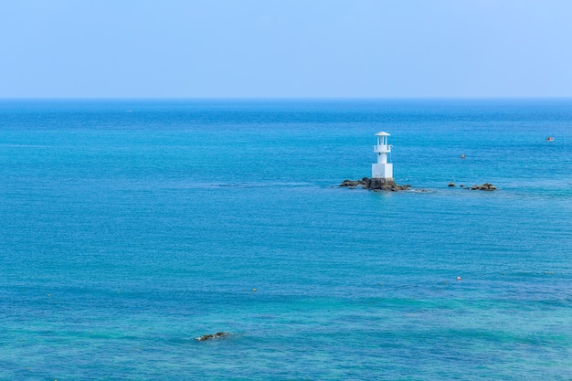 mer et phare à Smaesarn en Thaïlande