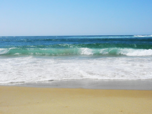 Photo la mer de la plage d'arène blanche et le ciel bleu en été