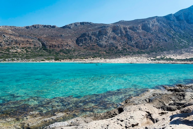 Mer plage montagne et le bateau