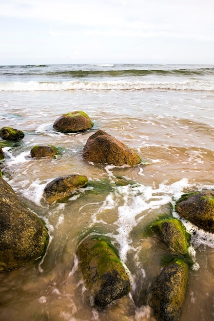 Mer de plage de sable avec mousse et vagues de vent, paysage en été