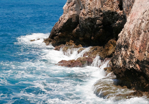 Mer de roche et vague en Turquie