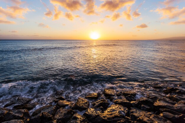 Mer et rocher au coucher du soleil