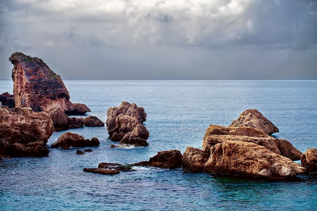 La mer et les rochers dans la mer Photo