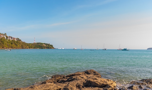 mer et rochers dans le Phuket