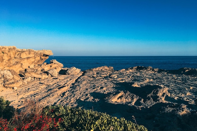 La mer et les rochers de Rhodes