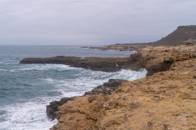 La mer se brisant contre les rochers à la Chocolatera à Salinas, Equateur