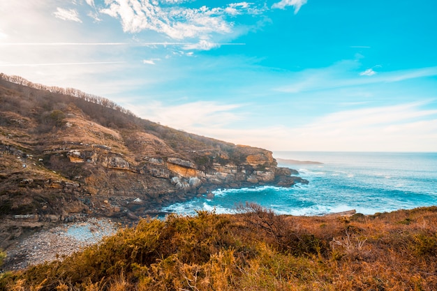 La mer et ses environs sur le mont Jaizkibel près de Saint-Sébastien, Gipuzkoa. Espagne