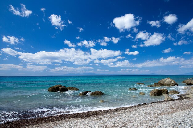 Mer sous le ciel bleu