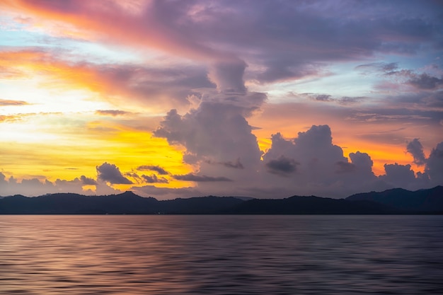 Photo mer sous le ciel du soir avec des nuages.