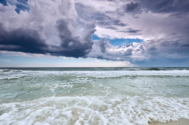 Mer spectaculaire, paysage naturel avec nuages et surface de la mer