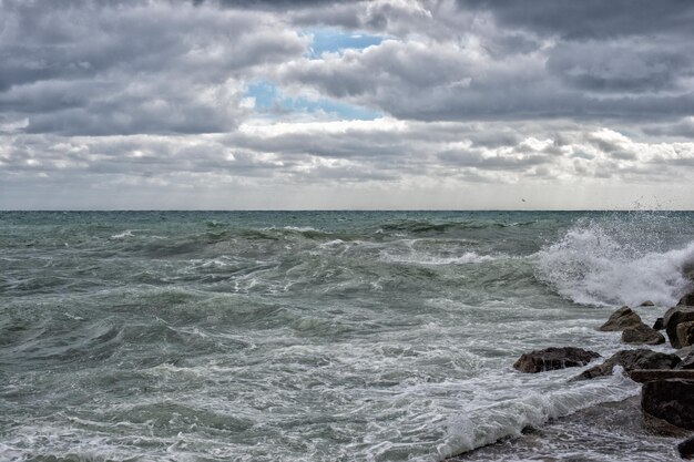 Mer en tempête sur les rochers du village italien