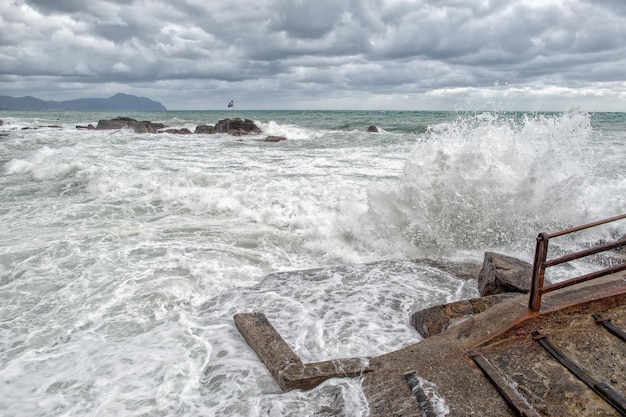 Mer en tempête sur les rochers