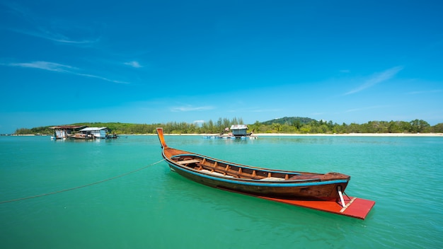 Mer tropicale avec bateau en bois