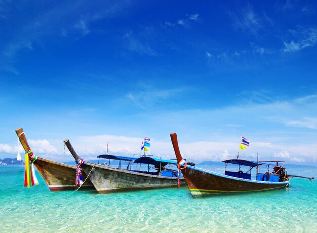 mer tropicale avec bateaux