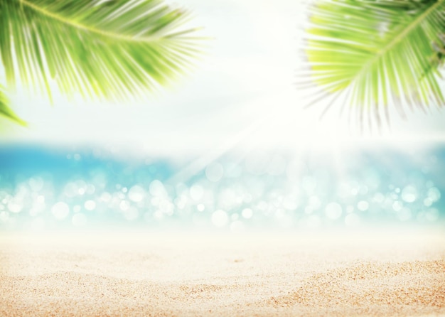 Mer tropicale d'été avec des vagues scintillantes de sable et un ciel bleu ensoleillé