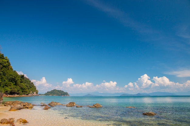 mer tropicale et plage avec fond de ciel bleu